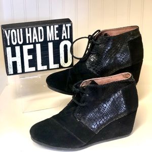 Toms 8 REG suede black wedge booties